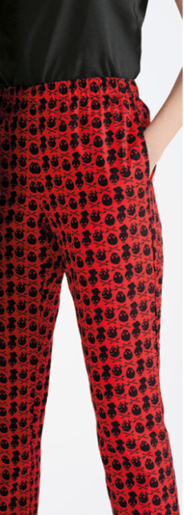 Kuchárske nohavice TOMA červeno-čierne lebky_na postave
